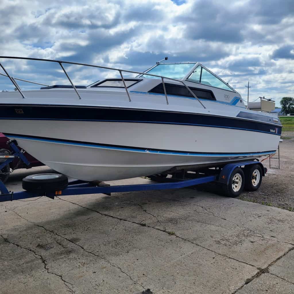 1988 Wellcraft Cabin Cruiser - 27FT